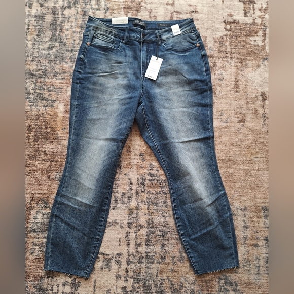 NWT Judy Blue Relaxed Fit, Raw Hem, High Rise. Sz 16W - Picture 2 of 7